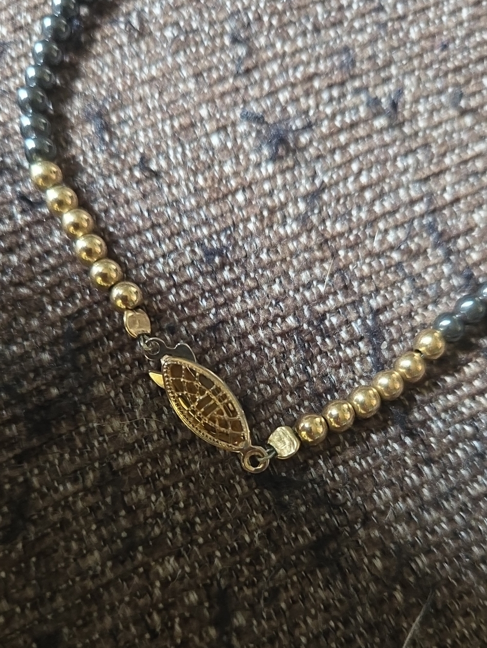 Vintage Hematite and Gold Tone Leaf Beaded Necklace 💫 - Picture 4 of 4